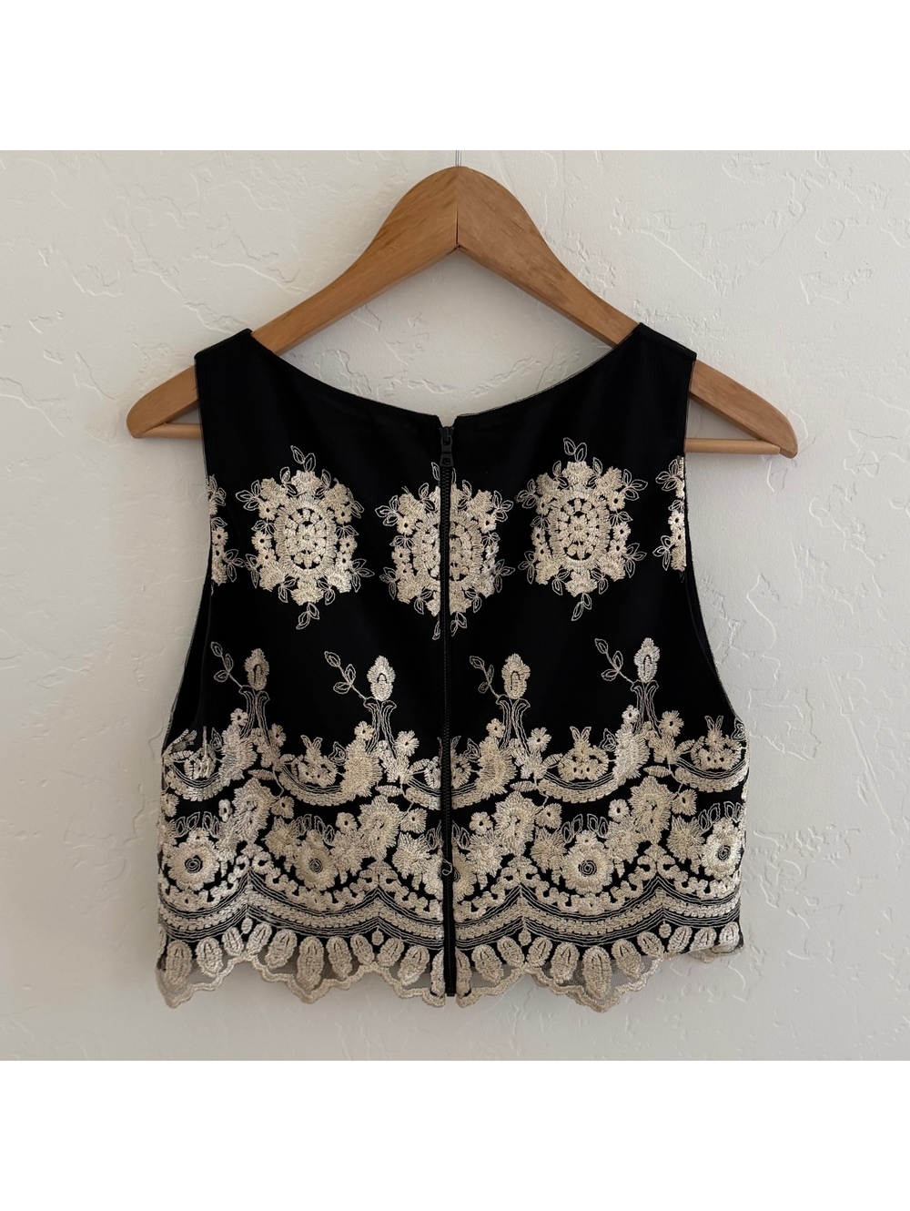 Alice + Olivia Avani Lace Trimmed Crop Embellishment Top Size 12 Black - Picture 3 of 9